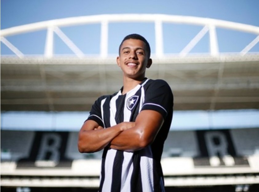 RichardPinheir0's tweet photo. O polivalente Vitor Hugo, que atua como lateral-esquerdo ou ponta, é mais um reforço do Rio Branco VN para a #CopaES

Jogador de 23 anos é formado na base do América-MG e já atuou no sub-23 do Botafogo. Atleta estava no Social-MG.

#FutebolCapixaba https://t.co/4mZTBSDipi