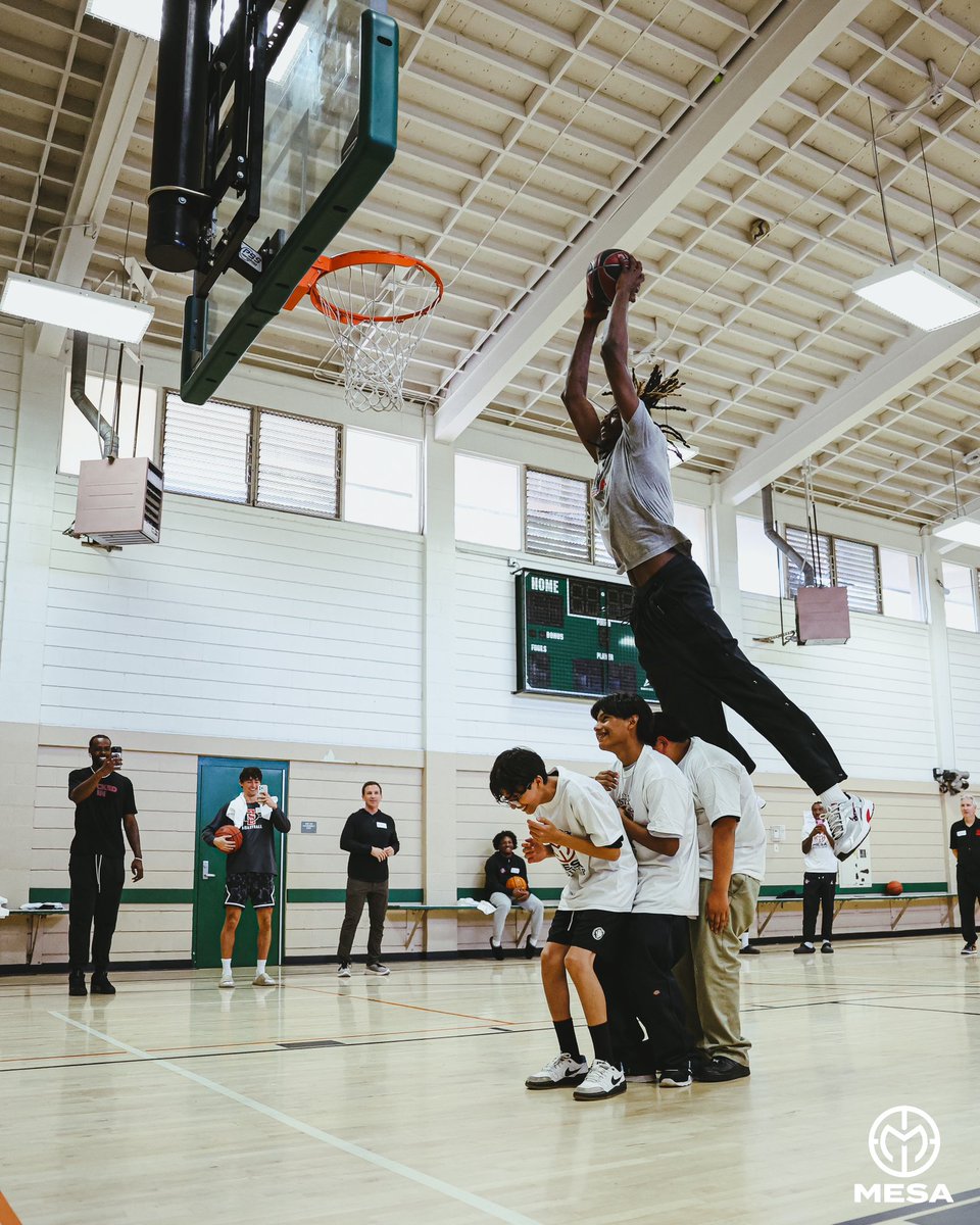 mesa_aztecs's tweet image. The men’s basketball team had an amazing time with the kids at star pals camp yesterday🏀 From drills to games, it was all about connection, energy, and fun.
Big thanks to everyone who helped make it a day to remember!

#StarPalsCamp #SDSUMBB #MESA #CommunityHoops