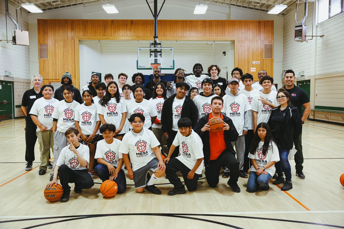 mesa_aztecs's tweet image. The men’s basketball team had an amazing time with the kids at star pals camp yesterday🏀 From drills to games, it was all about connection, energy, and fun.
Big thanks to everyone who helped make it a day to remember!

#StarPalsCamp #SDSUMBB #MESA #CommunityHoops