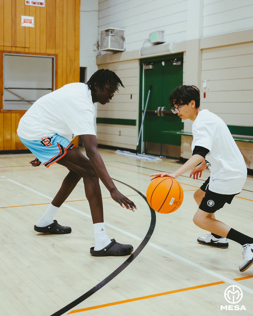 mesa_aztecs's tweet image. The men’s basketball team had an amazing time with the kids at star pals camp yesterday🏀 From drills to games, it was all about connection, energy, and fun.
Big thanks to everyone who helped make it a day to remember!

#StarPalsCamp #SDSUMBB #MESA #CommunityHoops