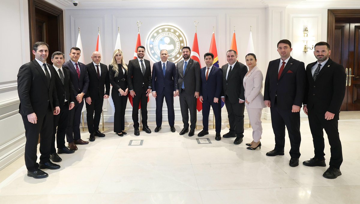 TFD1969's tweet photo. 📍İçişleri Bakanlığı

Türkiye Fizyoterapistler Derneği Yönetim Kurulu olarak, İçişleri Bakanımız Sn. @AliYerlikaya ’yı Milletvekilimiz Sn. @Emre_Caliskann ile birlikte makamında ziyaret ettik.

Mesleğimizi ilgilendiren gündemlerle alakalı Sayın Bakanımızla kapsamlı değerlendirmelerde bulunduk. Kendilerine verdikleri destek ve gösterdikleri teveccühten ötürü teşekkür ederiz. 

Türkiye Fizyoterapistler Derneği Yönetim Kurulu

@TC_icisleri 
@TFD1969