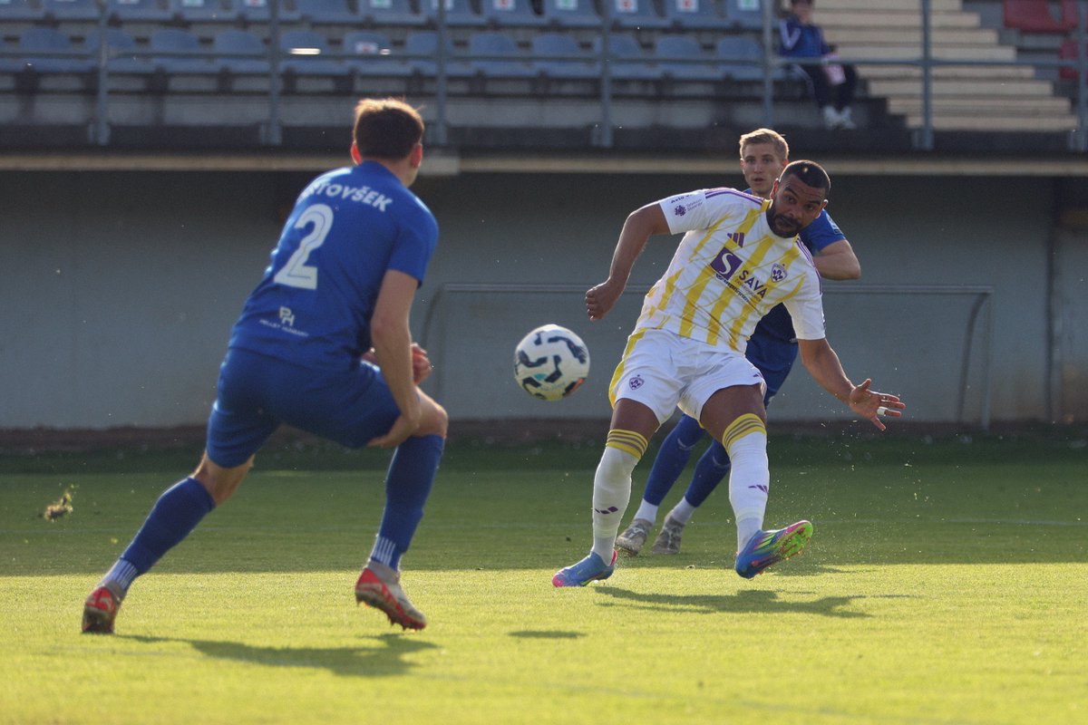 nkmaribor's tweet photo. Remi tudi v Lendavi: Nafta - @nkmaribor 1:1
Po zadetku Soudanija v 8. gostitelji do izenačenja v 90. minuti.
#MiSkupajEnoSmo #NAFMB https://t.co/dkonoVId7n