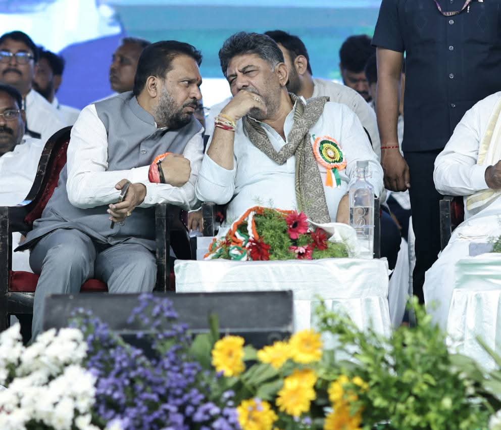 Rajashekhar B Patil (@mlarbpatil) on Twitter photo ಬೀದರ ನಗರದ ನೇಹೆರು ಕ್ರಿಡಾಂಗಣದಲ್ಲಿ ರೂ. 2025 ಕೋಟಿ ಮೌಲ್ಯದ ಬೀದರ ಜಿಲ್ಲೆಯ ವಿವಿಧ ಅಭಿವೃದ್ಧಿ ಯೋಜನೆಗಳು/ಕಾಮಗಾರಿಗಳ ಉದ್ಘಾಟನೆ ಹಾಗೂ ಶಂಕುಸ್ಥಾಪನೆ ಕಾರ್ಯಕ್ರಮದಲ್ಲಿ ರಾಜ್ಯದ ಮುಖ್ಯಮಂತ್ರಿ <a href="/siddaramaiah/">Siddaramaiah</a> ಉಪ ಮುಖ್ಯಮಂತ್ರಿ <a href="/DKShivakumar/">DK Shivakumar</a>
ಹಾಗೂ ರಾಜ್ಯ ಸಚಿವರ ಜೋತೆ ಪಾಲ್ಗೂಳಲಾಯಿತು. ಬೀದರ ನಗರದ ನೇಹೆರು ಕ್ರಿಡಾಂಗಣದಲ್ಲಿ ರೂ. 2025 ಕೋಟಿ ಮೌಲ್ಯದ ಬೀದರ ಜಿಲ್ಲೆಯ ವಿವಿಧ ಅಭಿವೃದ್ಧಿ ಯೋಜನೆಗಳು/ಕಾಮಗಾರಿಗಳ ಉದ್ಘಾಟನೆ ಹಾಗೂ ಶಂಕುಸ್ಥಾಪನೆ ಕಾರ್ಯಕ್ರಮದಲ್ಲಿ ರಾಜ್ಯದ ಮುಖ್ಯಮಂತ್ರಿ <a href="/siddaramaiah/">Siddaramaiah</a> ಉಪ ಮುಖ್ಯಮಂತ್ರಿ <a href="/DKShivakumar/">DK Shivakumar</a>
ಹಾಗೂ ರಾಜ್ಯ ಸಚಿವರ ಜೋತೆ ಪಾಲ್ಗೂಳಲಾಯಿತು.