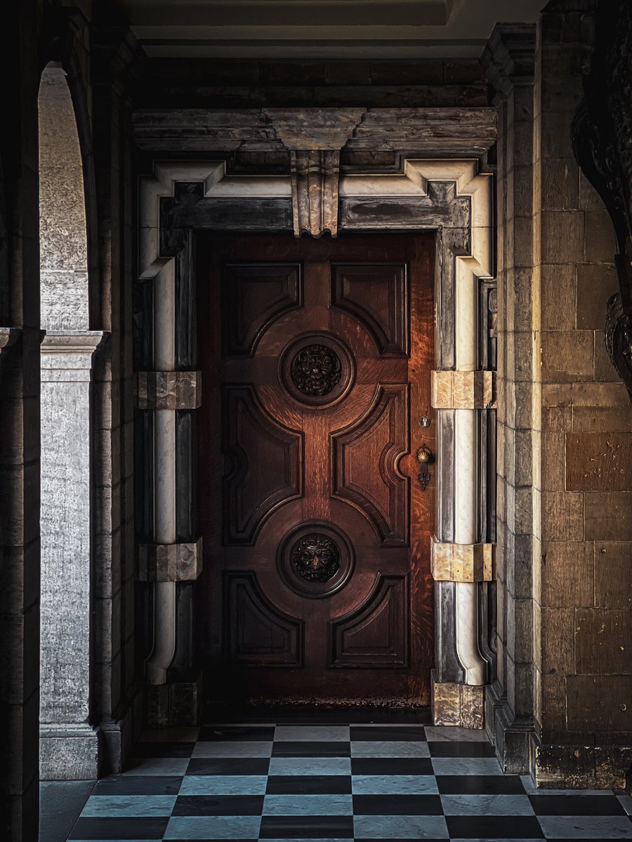 Door Wednesday! 

Paying for my sins (of forgetting to post one last Wednesday) with this beautifully ornamented one from Ruben’s House! 

Antwerp, Belgium