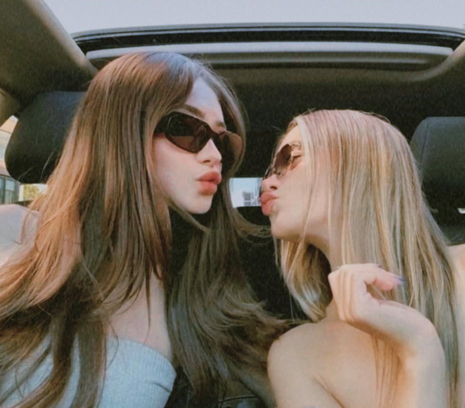 ImHadassa's tweet photo. 𝐷𝑎𝑖𝑙𝑦𝐴𝑙𝑏𝑢𝑚 💗
#GirlsStuff 
Beck es la única niña que me soporta. https://t.co/Z8jqDZHALG