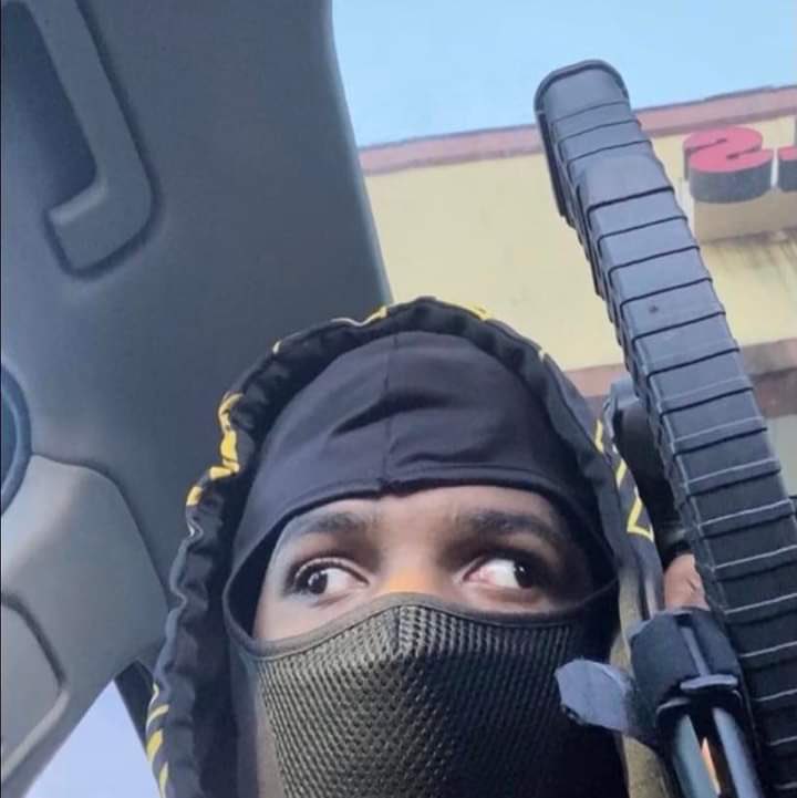 MalumeRichie's tweet photo. This mf gonna shoot the wrong person 😭😭😭😭😩 https://t.co/OyVCPl3pHd