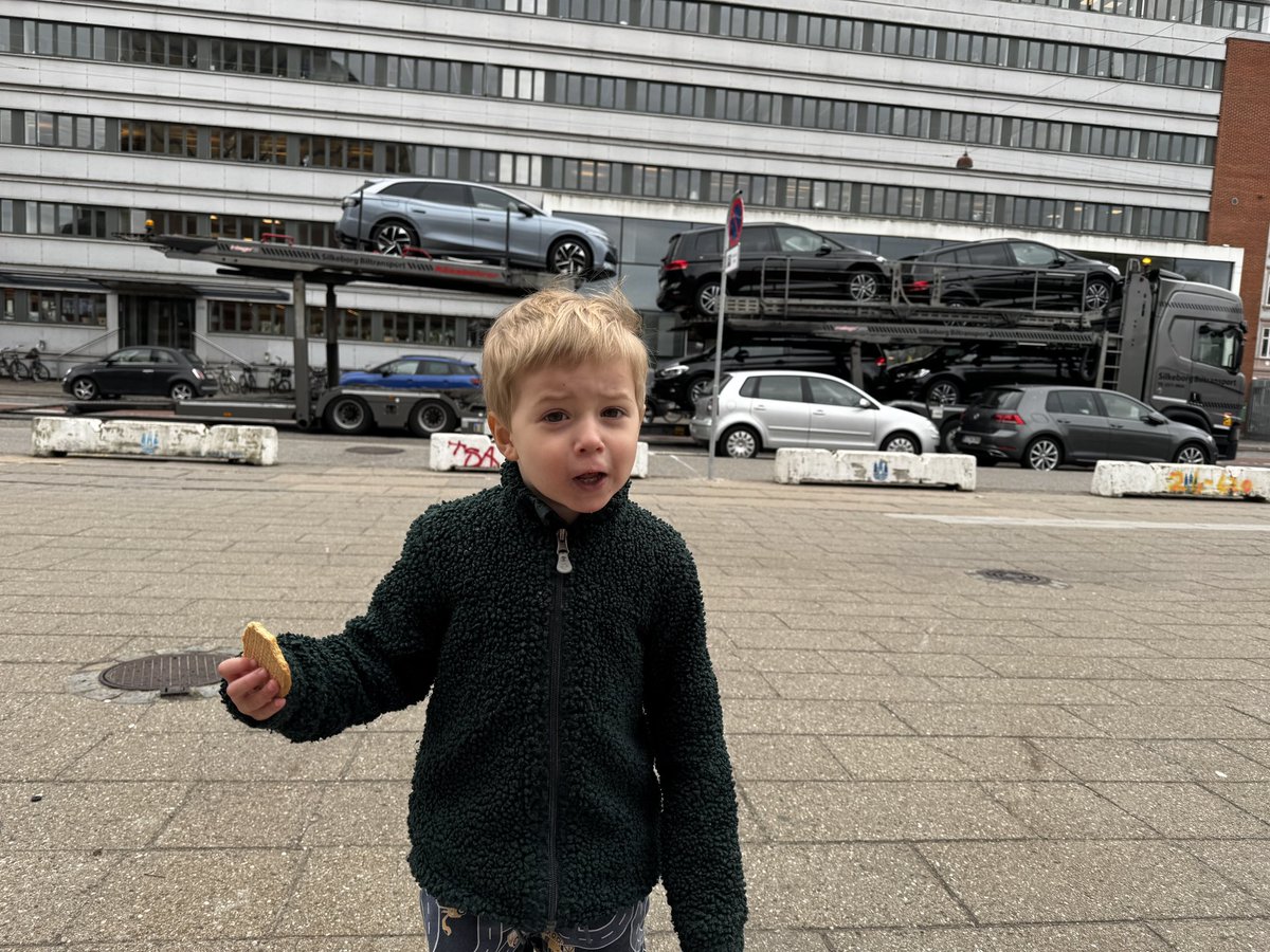 Påskeferie med familien ❤️ Overraskende god mad til prisen hos Allegade 10 på Frederiksberg 🤩 Christian så en biltransporter.