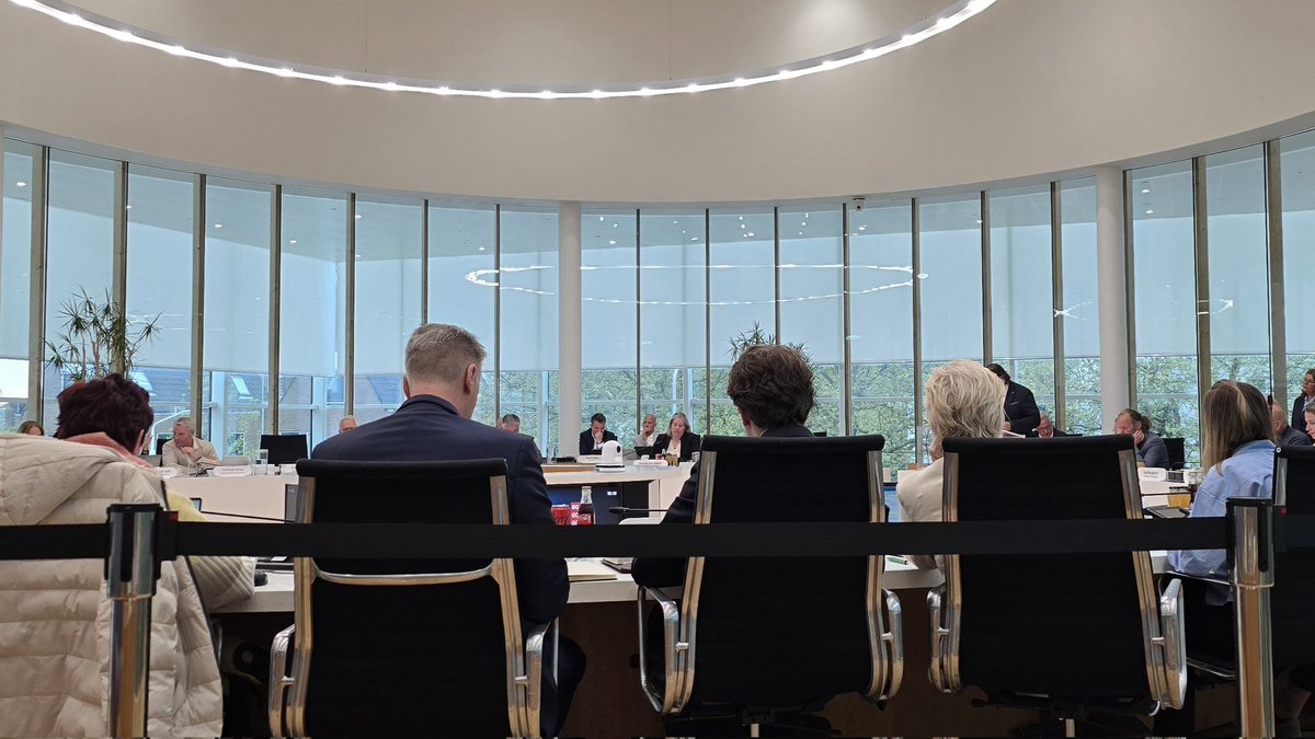 Westlandse raad kreeg net te horen dat de gemeente gaat handhaven als in nieuwe hotel #Poeldijk mensen langer dan 14 dagen blijven. Nu 19 insprekers over uitbreiding ABC terrein #wldebat