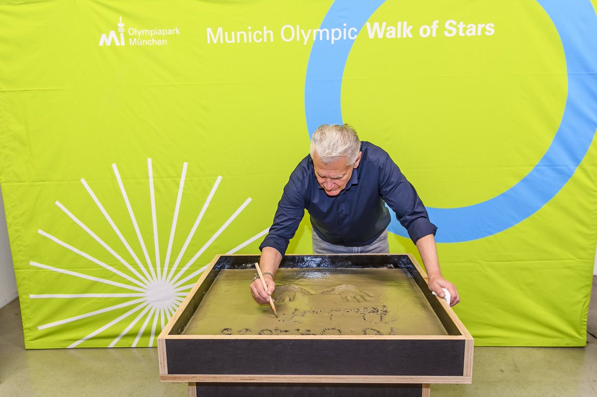 OLYMPIAPARK's tweet photo. #RainhardFendrich drückt seine Hände ins #MOWOS-Zement! 🤩
Kurz vor seinem Konzert heute Abend (16.04.25) in der #Olympiahalle verewigt sich der österreichische Sänger für immer bei uns - mit einem Handabdruck im #MunichOlympicWalkofStars. 🙌🏼
Die neue Platte gibt‘s bald am Ufer des Olympiasees zu bewundern… 🤗
📸 Rudolf Straubmeier