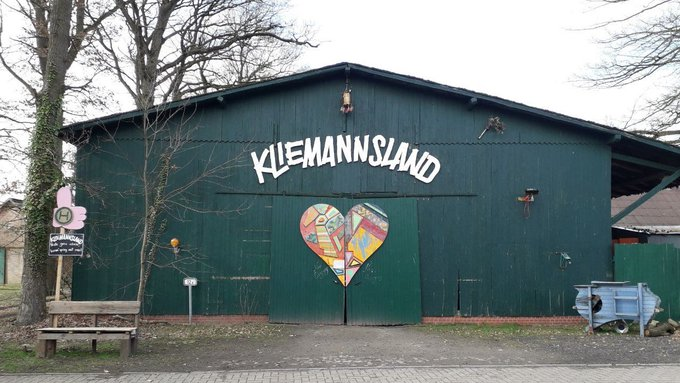 manuellsen sitzt in diesem clubhaus und poliert auspuffs