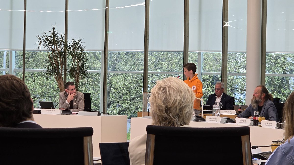 Jonge inspreker is bang voor gevaarlijke situaties als er meer vrachtwagens rijden lang zijn voetbalclub door uitbreiding ABC-terrein #Poeldijk #wldebat