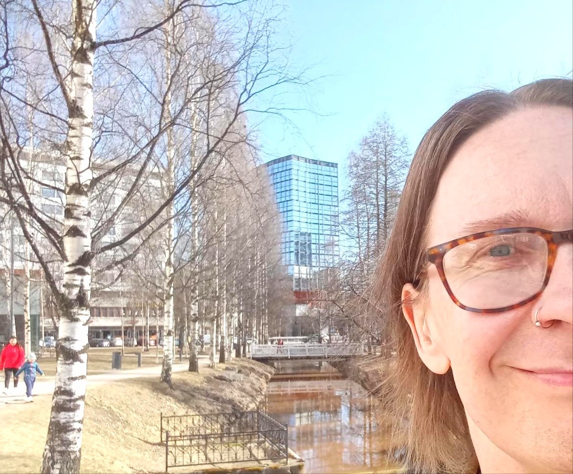 rebelmusicae's tweet photo. Pohjoiscityssä oli tänään oikeasti lämmintä. Eilen ei vielä ollut, eikä huomisesta ole mitään takuita. Ihmiset kyllä osaavat täällä nauttiakin ainutlaatuisesta kevätpäivästä. Synnyinkaupunkini näytteli parhaita puoliaan. ☀️ #letku #laaniska #vainoulujutut https://t.co/NQ12CI3z4F