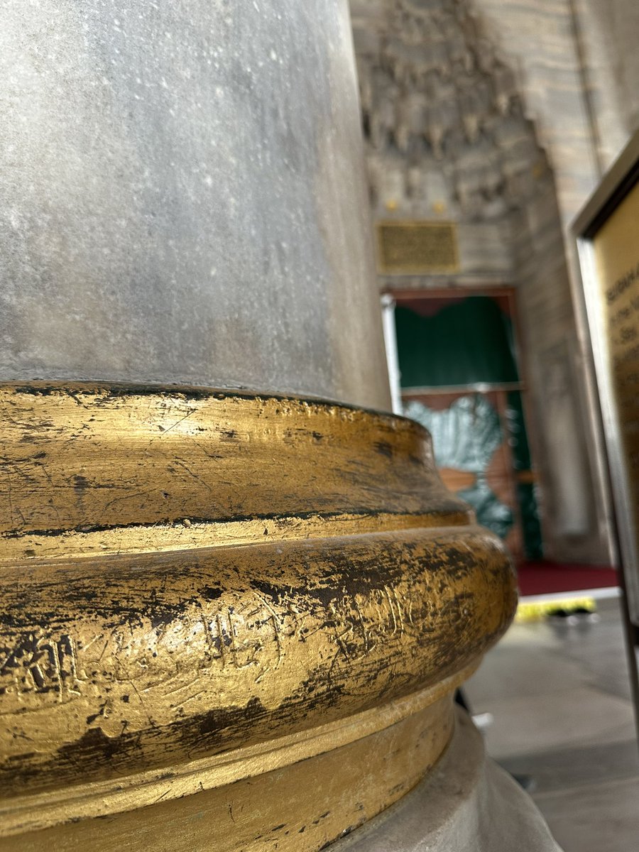 “Lâ tekün lil ayşi mecrûhe’l-fuâd. İnne mel alellâhil kerîm”

(Maişet uğruna hüzünlenme. Rızık Kerim olan Allah’tandır)

Üsküdar Mihrimah Sultan Camii bilezik yazılarından..