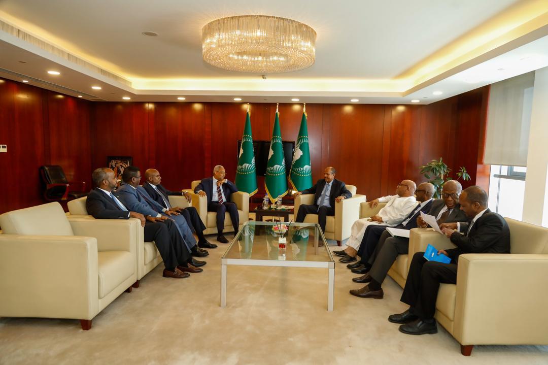 H.E. Mahmoud Ali Youssouf <a href="/ymahmoudali/">Mahmoud Ali youssouf</a>, Chairperson of the <a href="/_AfricanUnion/">African Union</a> Commission,  met with H.E. Abdoulkader Houssein Omar, Minister of Foreign Affairs of  the Republic of #Djibouti. The meeting provided an opportunity to  exchange views on matters of mutual concern and to