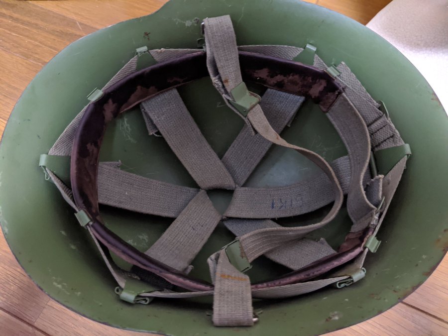 RT
買う時にM59かM59/85か帽体の形だけじゃわからんって人は、内側見ると一発で分かります。

1枚目がM59
2枚目がM59/85