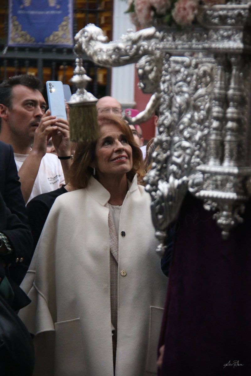 Ana Botella a los pies del palio de <a href="/HdadBaratillo/">Hermandad del Baratillo</a>.
#AzulBaratillo
#ElBaratillo25
#SSantaSevilla25