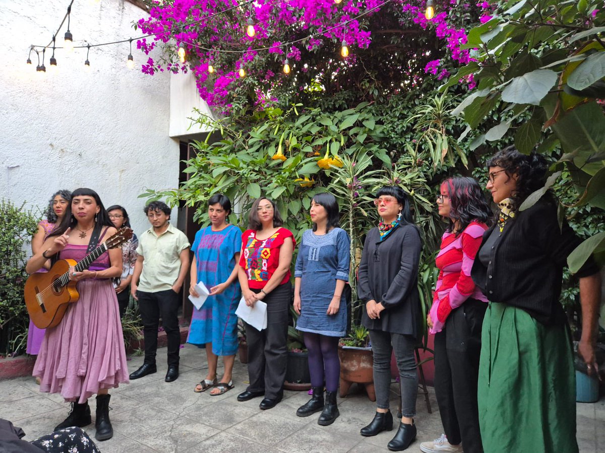 Hoy se cumplen 330 años del fallecimiento de Sor Juana Inés de la Cruz, nosotros el pueblo, nos juntamos para cantarla, celebrarla , mi amiga Sara Libertad mente y corazón del @fragoson68 acudieron al llamado Ixchel, Lucero, Sara, Lenin, Rocio, Sirenia, Citlali,  Elizabeth y Mar