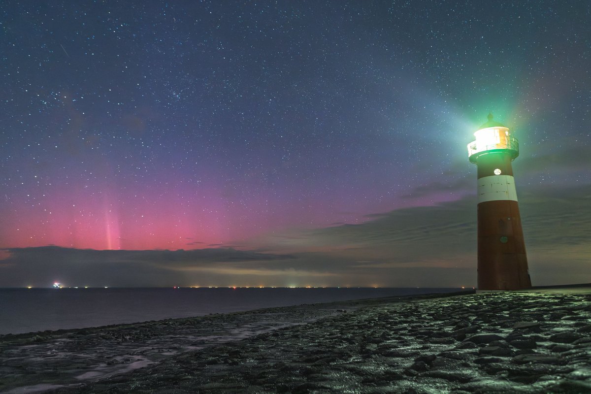 Terugblik naar het noorderlicht van gisteravond, waarbij de rode zuilen door de liveview van de camera dansten #noorderlicht #fotografie 🌌📷