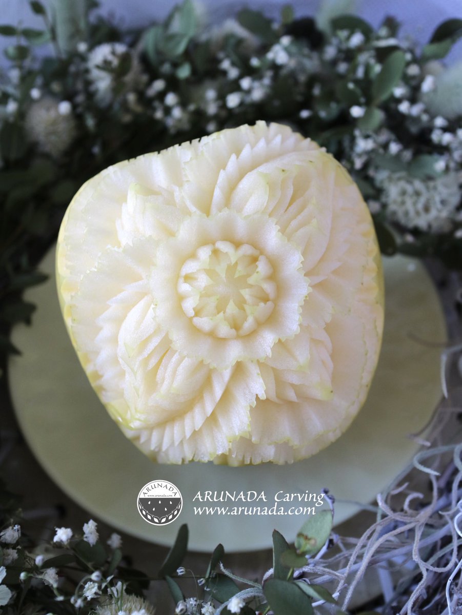 arunada_carving's tweet photo. 長野で買った大きなシナノゴールド🍏
先日に彫った黄金色より薄い檸檬色。

シナノゴールド、やっぱり好きかも😊
彫り心地が良い。
これで果皮が赤ければ最強🍎笑

#applecarving #fruitcarving #shinanogold #yellowapple
#シナノゴールド #長野県産 #りんごの彫刻 https://t.co/YteimTRT2m