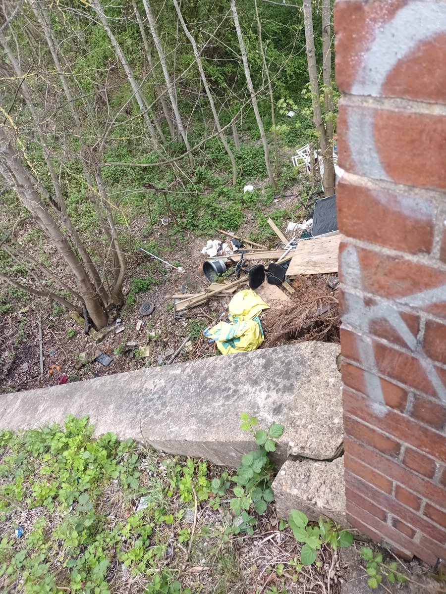 Alerted to Fly-Tipping on a former mineral line In Gedling. Many thanks to <a href="/networkrail/">Network Rail</a> for a prompt response, the rubbish will be removed this week 👍