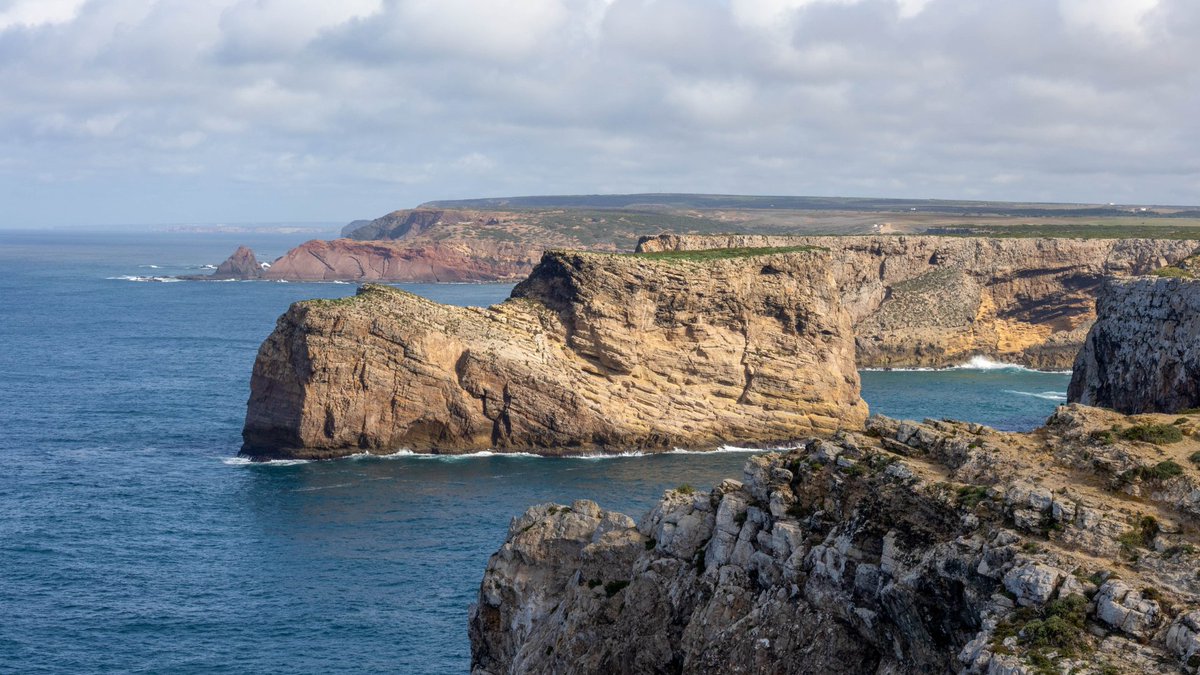 StrataLore's tweet photo. Et si les falaises pouvaient parler, que raconteraient-elles ? ⛰️
Bienvenue au Cabo de São Vicente, au sud-ouest du Portugal 🇵🇹

Un lieu où histoire et géologie s’entremêlent, depuis des centaines de millions d’année !
Découvrons ensemble ce lieu fascinant 👇
#Portugal #géologie https://t.co/aRKP1MWJDv