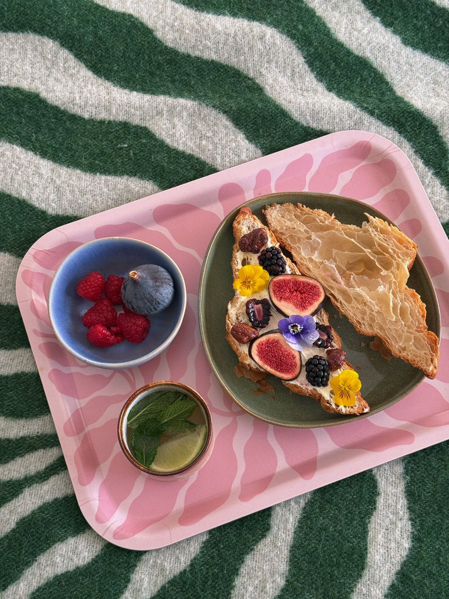 tashteshtish's tweet image. girlhood !