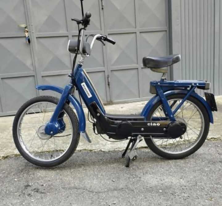 itsmeback_'s tweet photo. II Ciao faceva più di 140 km con un pieno (2.6 litri di miscela), quindi, circa 
50 km/l.
Progettato dall'Ing. Bruno Gaddi, aveva una cilindrata di 49cc ed una manutenzione praticamente irrisoria.
Aveva i pedali se rimanevi a secco.
È stato il ciclomotore più venduto al mondo
e, calcoli alla mano, produceva meno di un quarto di gas serra di una bici elettrica attuale.

- infonesh