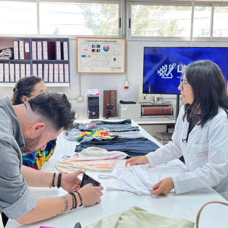 LictexUsach's tweet photo. Frío, calor, otra vez frío… ¿cómo nos vestimos con este clima?
Estuvimos conversando con el equipo de @chvnoticias  sobre cómo adaptarnos sin perder la comodidad.
👉 Revisa la nota completa y prepárate para cualquier temperatura https://t.co/UXyT2x3Or9 https://t.co/0BvLA1XGgv