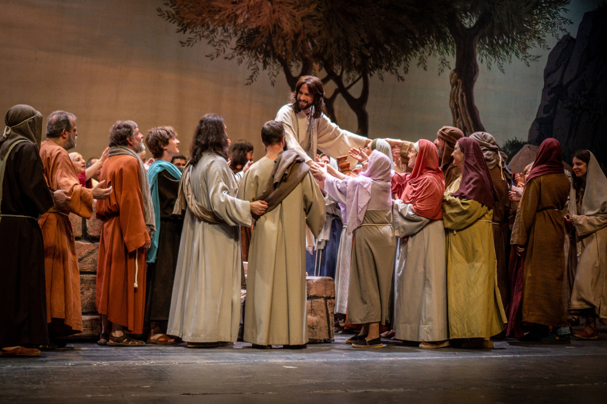 passiodecervera's tweet image. Acompanya'ns en la celebració de la darrera representació, aquest divendres 18 d'abril
Vine a sumar el teu aplaudiment en aquest gran final.👏
👉Si encara no l’has vist, ara és el moment. I si ja l’has viscut… potser encara ets a temps de repetir!

🔗lapassiodecervera.com