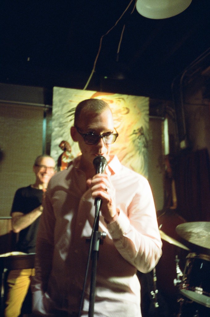 tylerwilliamsdp's tweet photo. Something about live jazz in a Brooklyn bar just hits. Been here before, but every time it pulls you in a little deeper. The sound fills the room, and you just sit with it.

#ShootFilm #35mm #KodakUltramax #Canon35mm #PortraitonFilm #FilmCommunity #35mmFilm #TylerWilliamsDP https://t.co/AC3gQELYyw
