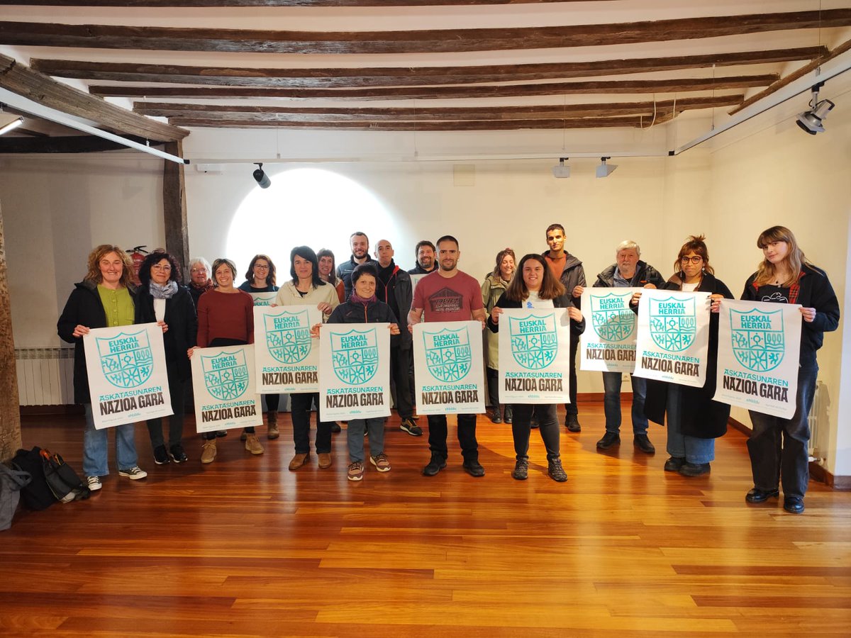 EHBilduAgurain's tweet photo. Nazioa gara eta gure etorkizun politikoa erabaki nahi dugu. Datorren igandean Aguraingo balkoiak Ikurrinekin bete eta denak Iruñara! https://t.co/YKvG75ZYzg