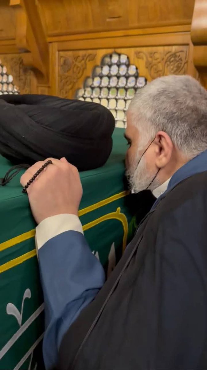 ساقي الزرع...
سيذبل البستان بدونه 
وتخرب الأرض جميعاً وتقفر، 
 اللهم احفظه حتى يحين وعدك،
ويظهر بالقائم أمرك فيملأ الدنيا ورداً وريحانا