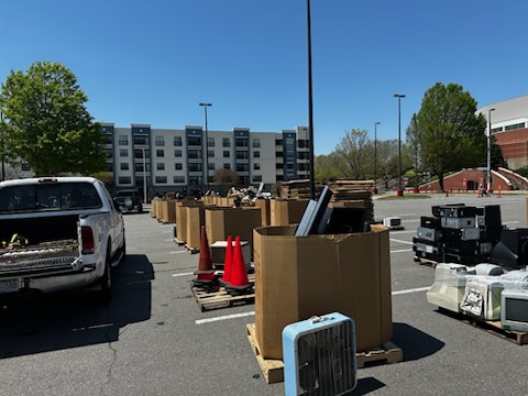 Little Rock, you crushed it!

At the Simmons Bank Recycling Drop-Off:
🔸️946 cars
🔸️98,483 lbs gross / 88,522 lbs net
🔸️171 skids
🔸️118 CRT TVs
That's a lot of e-waste kept out of landfills. Thanks for showing up big!
#eWaste #LittleRock #SimmonsBank #eSCORecycling