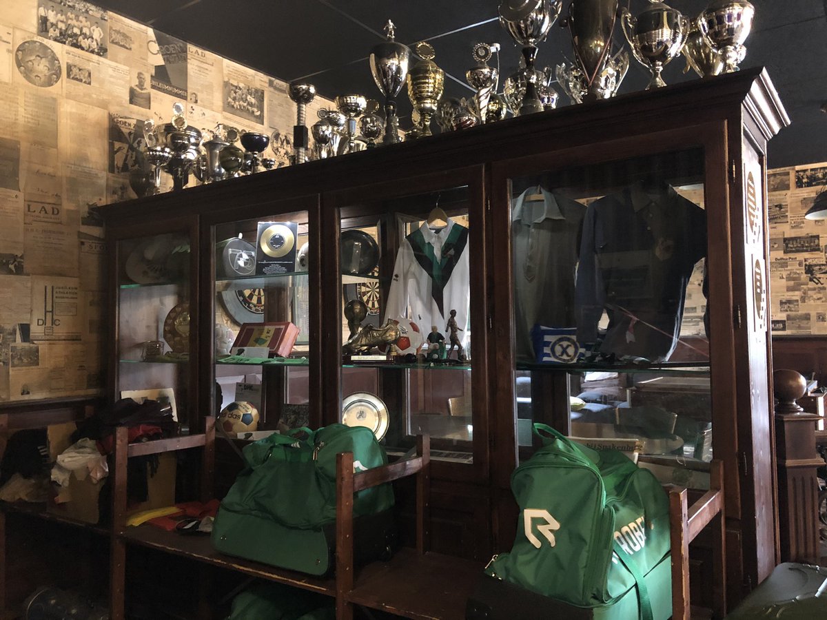 ⚽️ FC Staantribune needs you 🫵

Op maandag 9 juni trekt het sterrenensemble van FC Staantribune weer de zwarte, met vet ingesmeerde lederen kicksen onder. Net als vorig jaar organiseren we een voetbaltoernooi in het stadion van voormalig profclub <a href="/vvdhc/">vv DHC</a> in # Delft. En we hebben