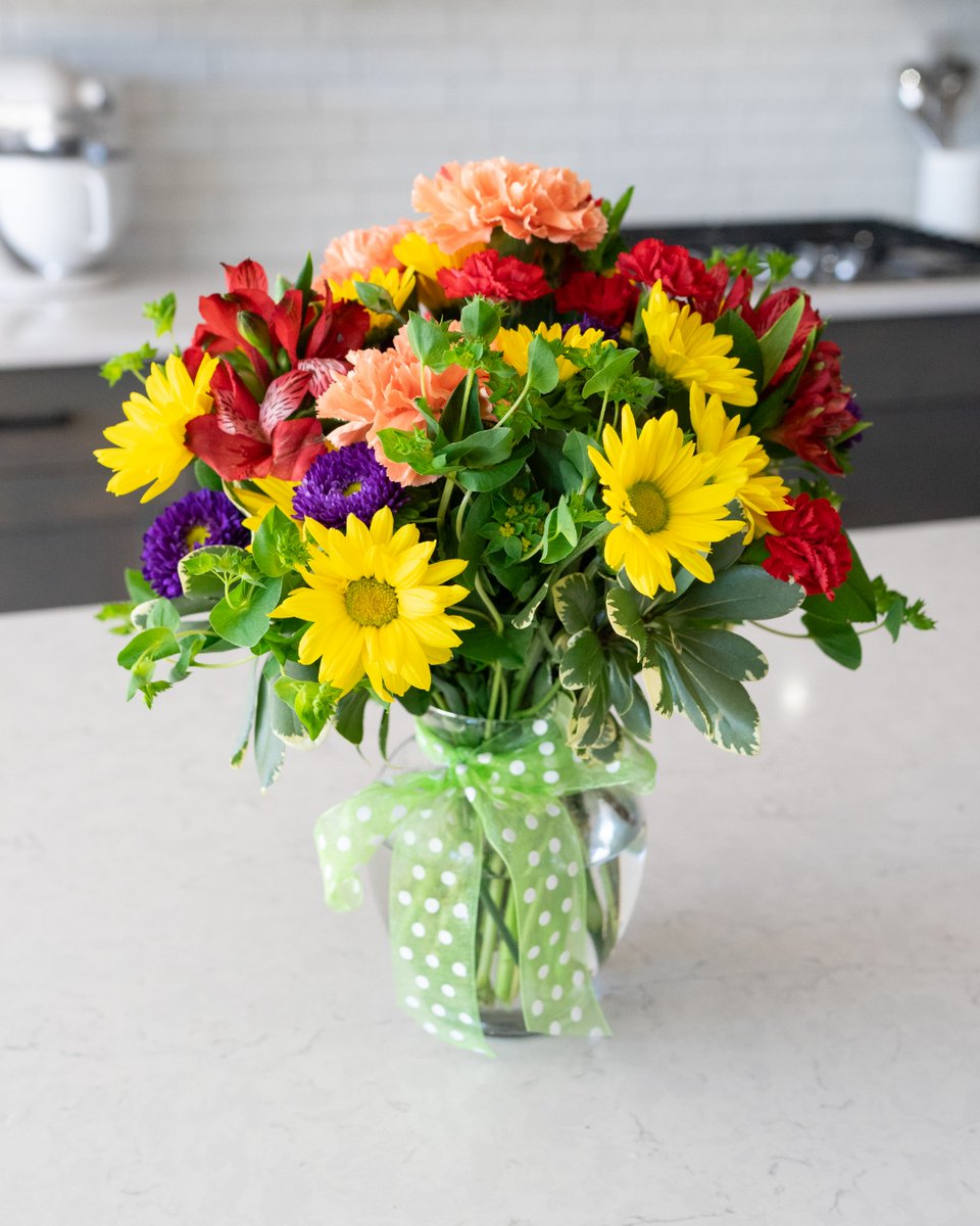 FlowersSend's tweet image. Thinking of someone? Tell them. Better yet, show them with a bouquet that speaks for itself 💐💛

#ThinkingOfYou #FlowerHugs #SpreadLove #SendFlowers