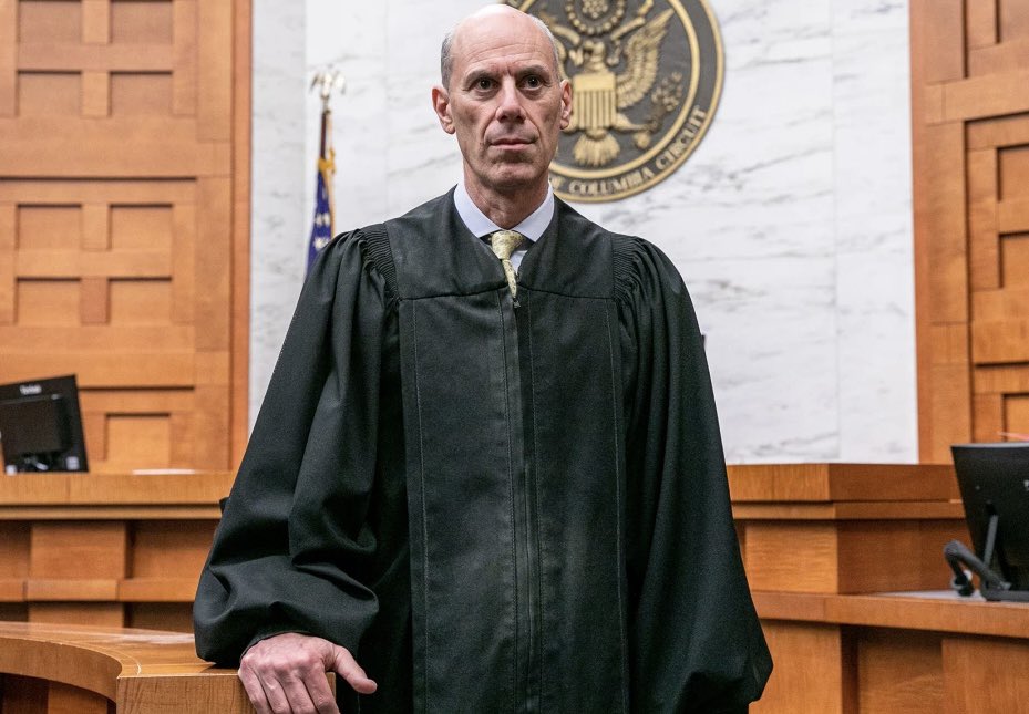 bluhue123's tweet image. Judge James Boasberg finds cause to hold Trump administration in criminal contempt over deportation flights.
Raise your ✋if you stand with Judge James Boasberg