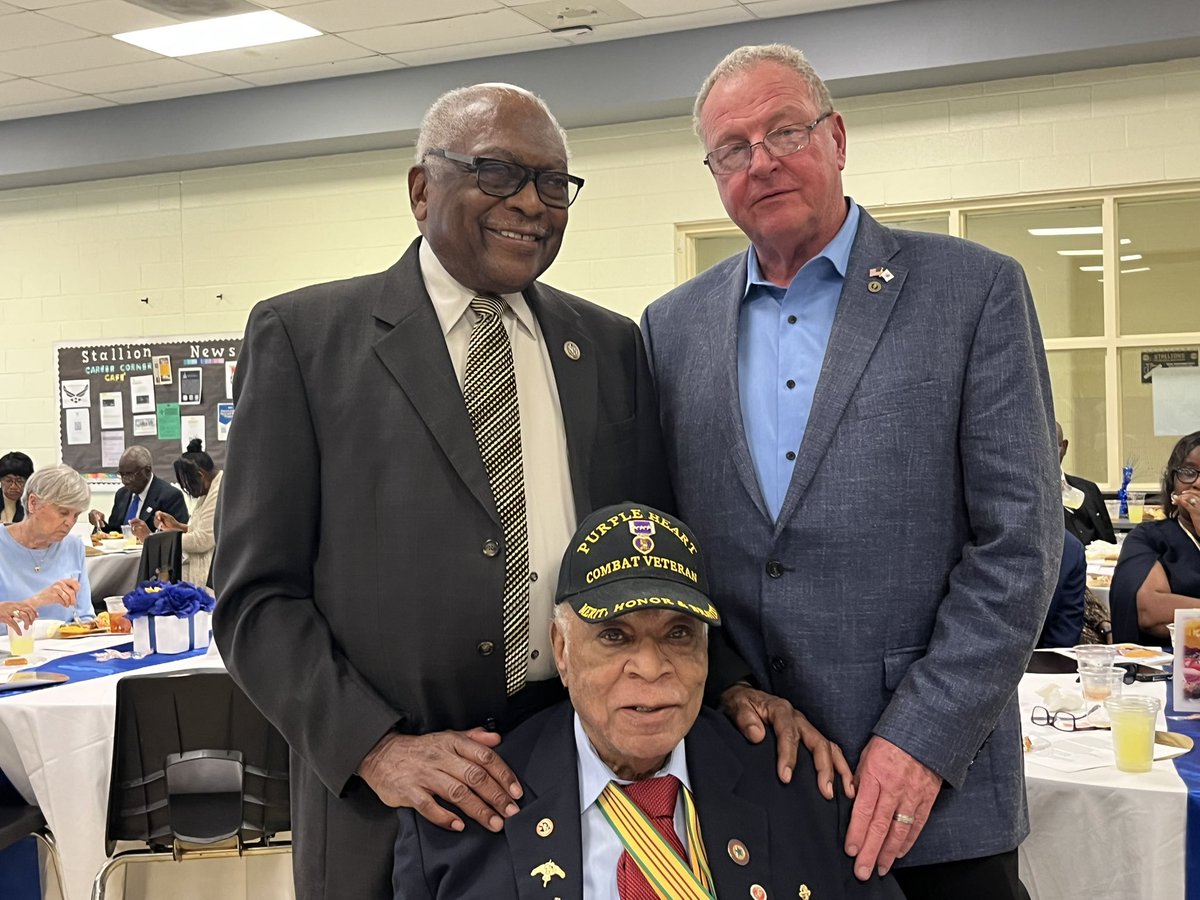 Lamaur Stancil (@lamaurstancil) on Twitter photo Seated is Maj James Capers, <a href="/USMC/">U.S. Marines</a> , with <a href="/RepJamesClyburn/">James E. Clyburn</a> on the left. Support is building up for the major to be given the medal of honor. Here’s why.
postandcourier.com/york-county/ne… Seated is Maj James Capers, <a href="/USMC/">U.S. Marines</a> , with <a href="/RepJamesClyburn/">James E. Clyburn</a> on the left. Support is building up for the major to be given the medal of honor. Here’s why.
postandcourier.com/york-county/ne…