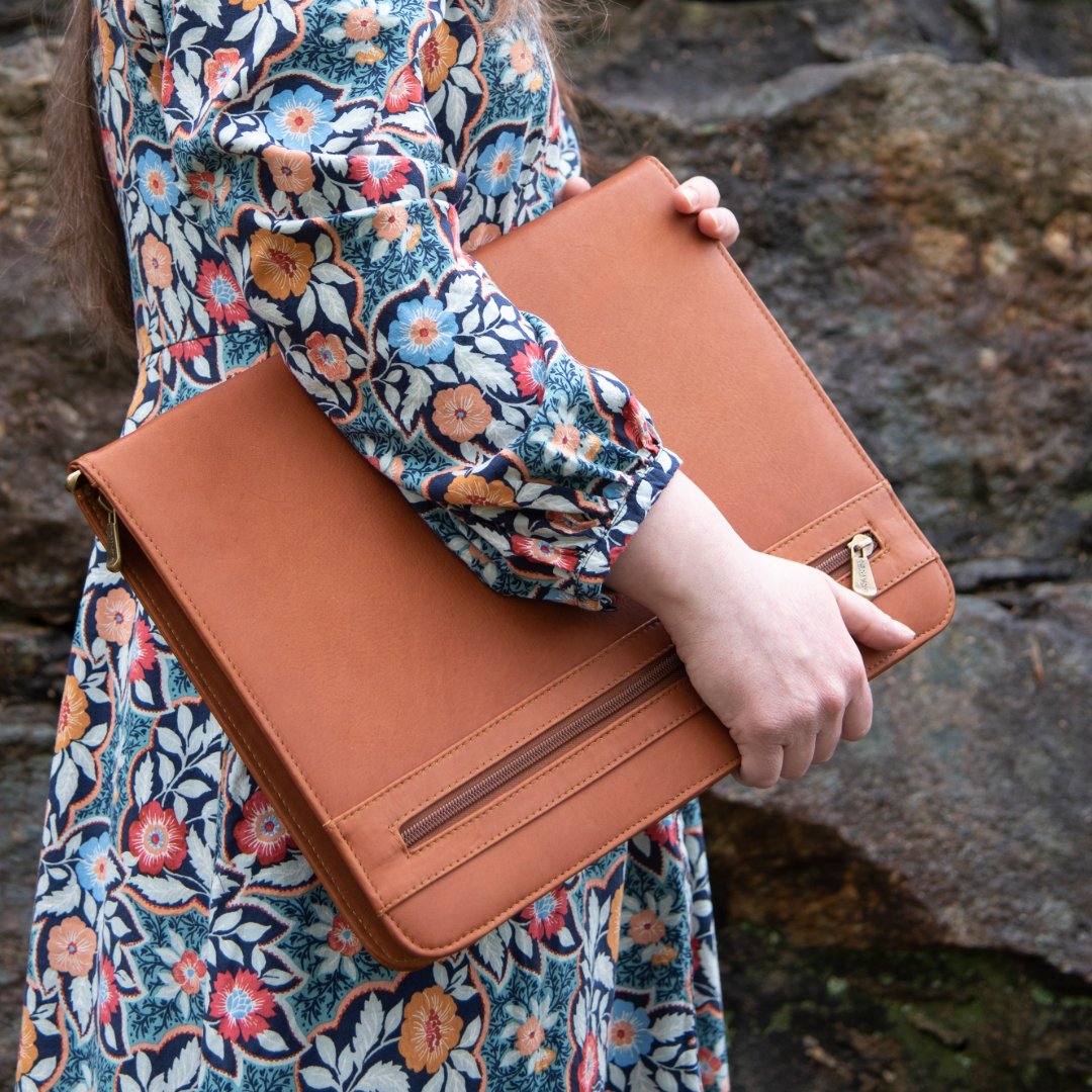 SargeLeather's tweet photo. The Exitoso is crafted from solid pieces of Colombian top-grain cowhide leather and is lined with a Mocha Brown Interior Nylon. Large and small pockets on the right-hand side will ensure all your notebooks, papers, pens, and business cards are held in place. https://t.co/uydWKYyRci