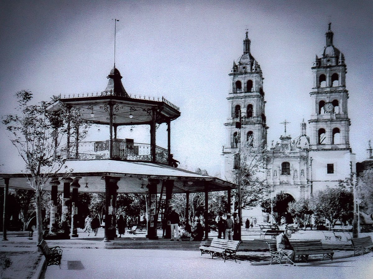 📸 #𝐆𝐚𝐥𝐞𝐫í𝐚: 𝐔𝐧 𝐯𝐢𝐚𝐣𝐞 𝐚𝐥 𝐏𝐚𝐬𝐚𝐝𝐨

⛪️🔔 La 𝐏𝐥𝐚𝐳𝐚 𝐝𝐞 𝐀𝐫𝐦𝐚𝐬 y la 𝐂𝐚𝐭𝐞𝐝𝐫𝐚𝐥 𝐝𝐞 𝐃𝐮𝐫𝐚𝐧𝐠𝐨, retratadas en distintas épocas

📜 Estas postales del tiempo son parte de #ElValorDeNuestraHistoria

Consulta más en el Archivo Histórico del Estado
