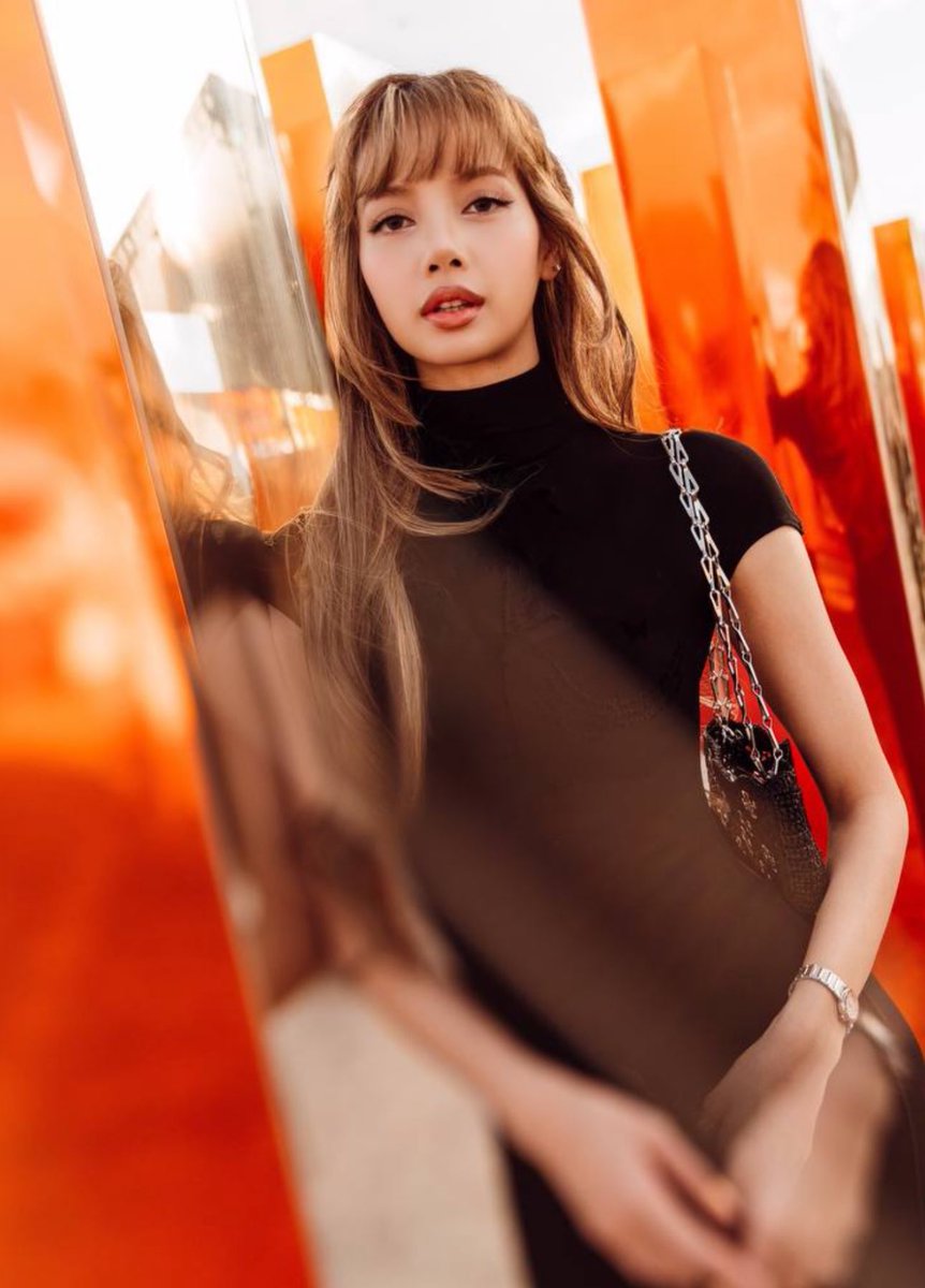 Layover_thv's tweet photo. @zacisontime THAICONIC LISA COACHELLA
#LISACELLA #LISA #Coachella2025 https://t.co/OI2lUePx7K