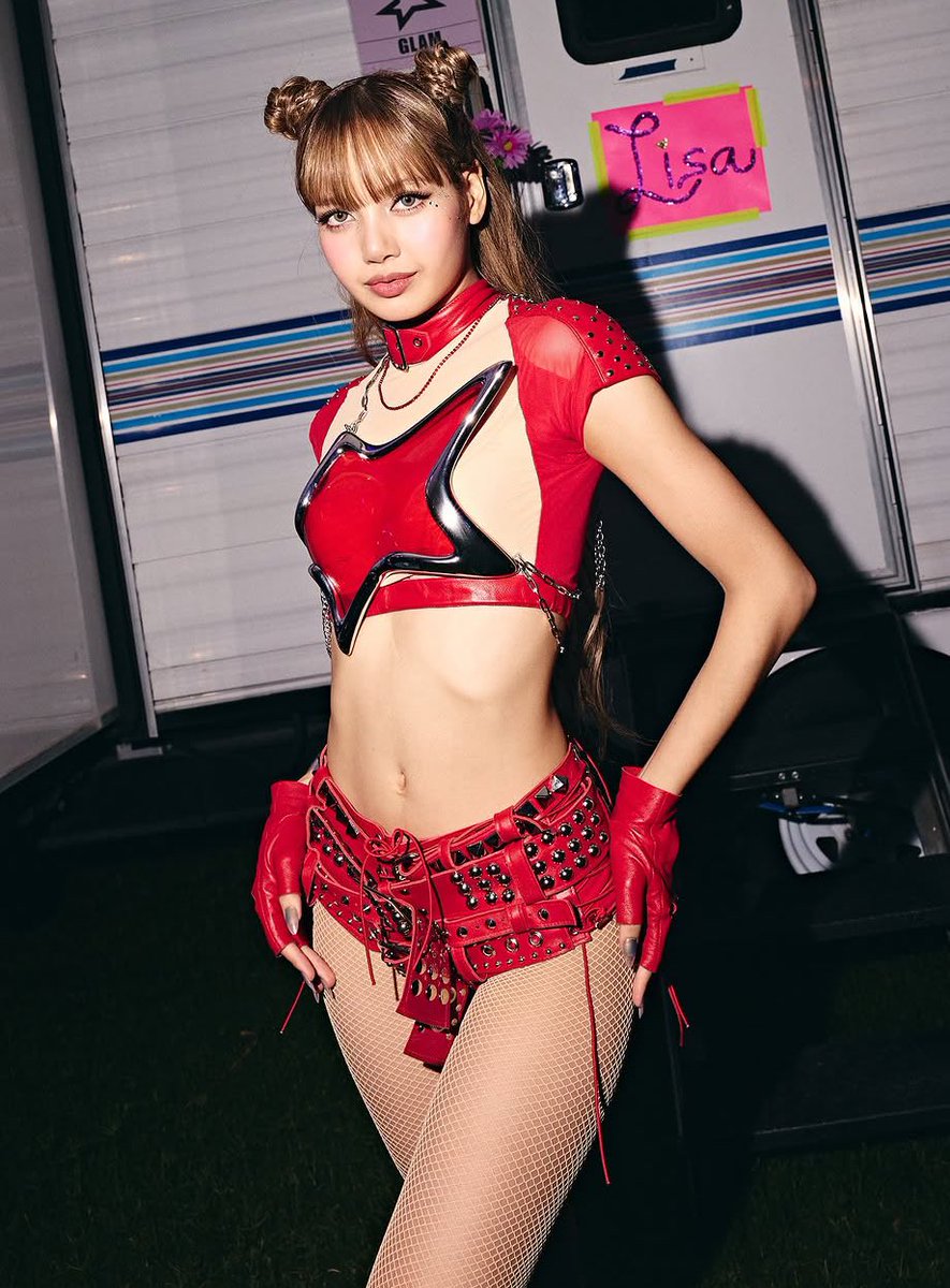Layover_thv's tweet photo. @zacisontime THAICONIC LISA COACHELLA
#LISACELLA #LISA #Coachella2025 https://t.co/OI2lUePx7K