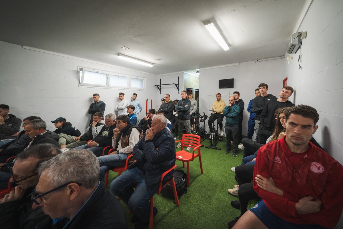 𝑬𝒍 𝒄𝒐𝒎𝒊𝒂𝒕 𝒅𝒆 𝑺𝒆𝒓𝒈𝒊 𝑹𝒂𝒔𝒆𝒕

🎙️ Roda de premsa del director esportiu gironí, que diu adéu a la #UEOlot després de 9️⃣ anys

👥 Directius i exdirectius, tècnics, jugadors i premsa no han faltat a la cita

👣 Has deixat petjada, <a href="/sergiraset/">Sergi Raset</a>!

#GràciesRaset #2RFEF3