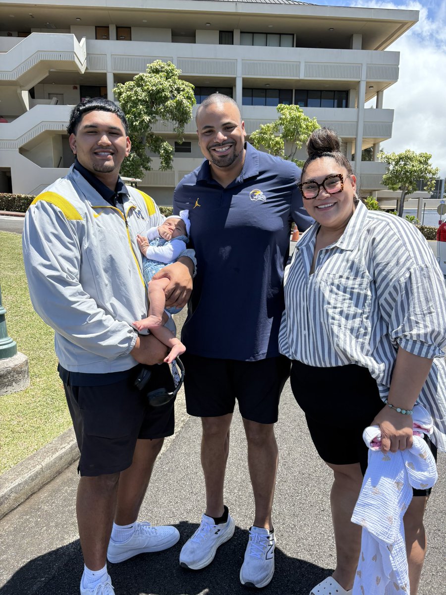 🟡🔵Big thanks <a href="/UMichFootball/">Michigan Football</a> <a href="/grant_newsome/">Grant Newsome</a> for making the trip to Hawaii for a school visit. Always a great time catching up. GO BLUE!!〽️〽️〽️
<a href="/KSKAthletics/">Kamehameha Kapalama Athletics</a> CoachDrummondo
<a href="/PakalaniBello/">Pākalani Bello</a> #IMUA