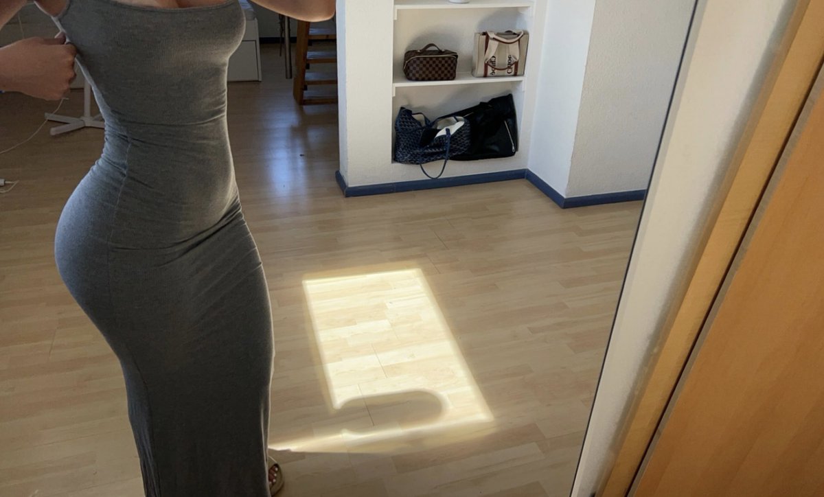 TabulosLilly's tweet photo. Würdet ihr sagen das Kleid steht mir? https://t.co/AKt4MSGx4m