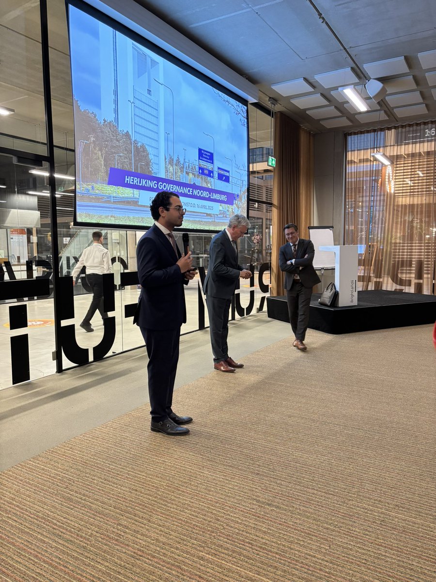 De gemeenteraden in de regio Noord-Limburg in de Villa Flora in gesprek over de governance van de regionale samenwerking.