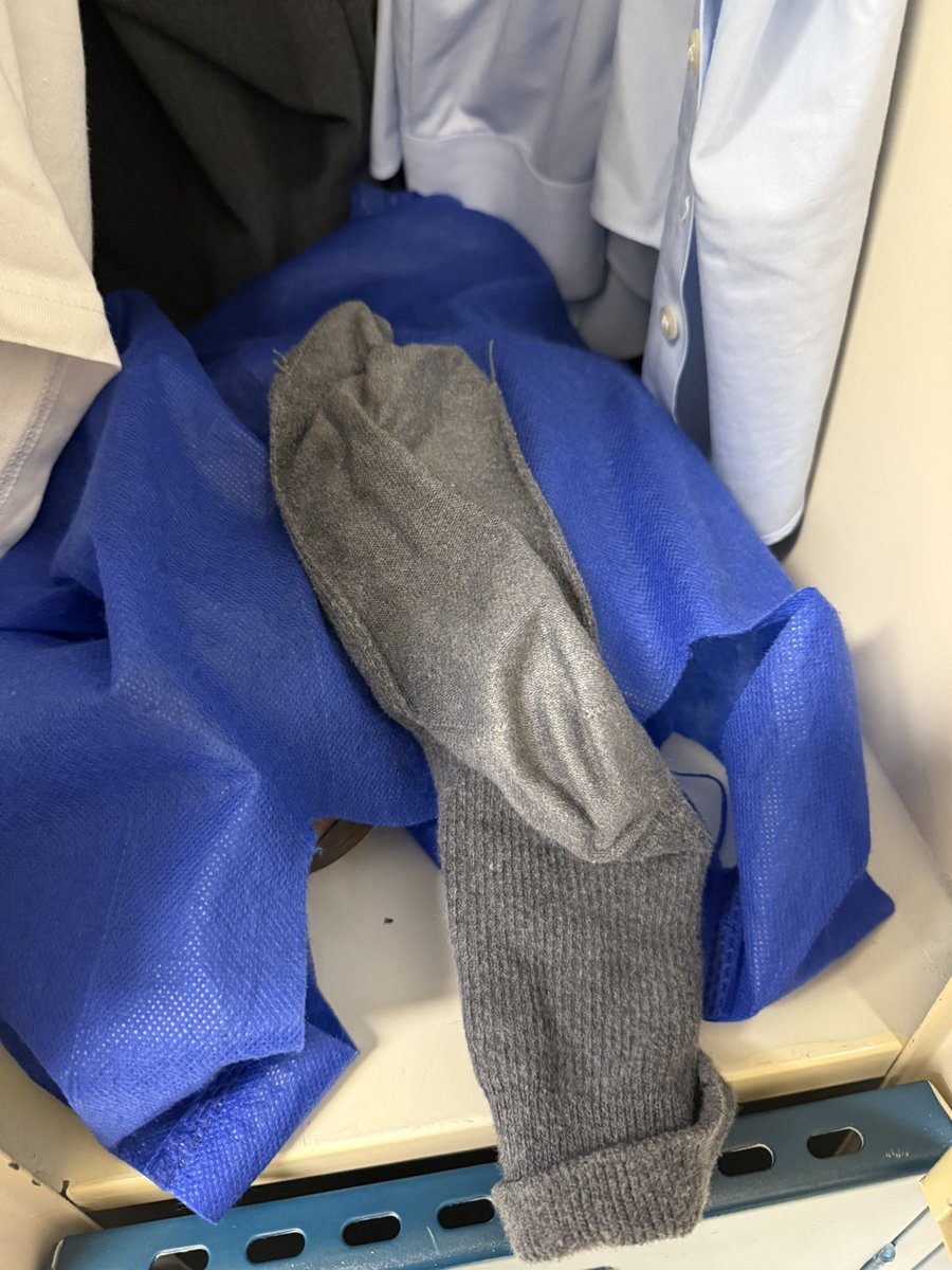 pssocks69's tweet photo. Gym locker ko may laman na gamit ng ibang tao at ito bumungad sakin. Ang bango. 😉🧦 https://t.co/Iz45OoVBYk