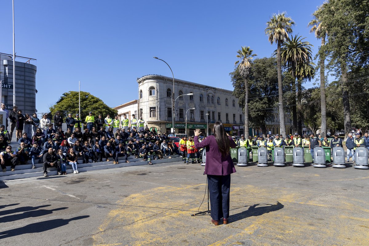 Hoy es un día importante para Valpo. Lanzamos nuestro plan #ValpoMejora en Limpieza con nuevas vacuolavadoras, hidrolavadoras con + presión, + cuadrillas de limpieza y + de 550 funcionarios a disposición de limpiar las calles de Valparaíso con la última tecnología. Avanzamos!