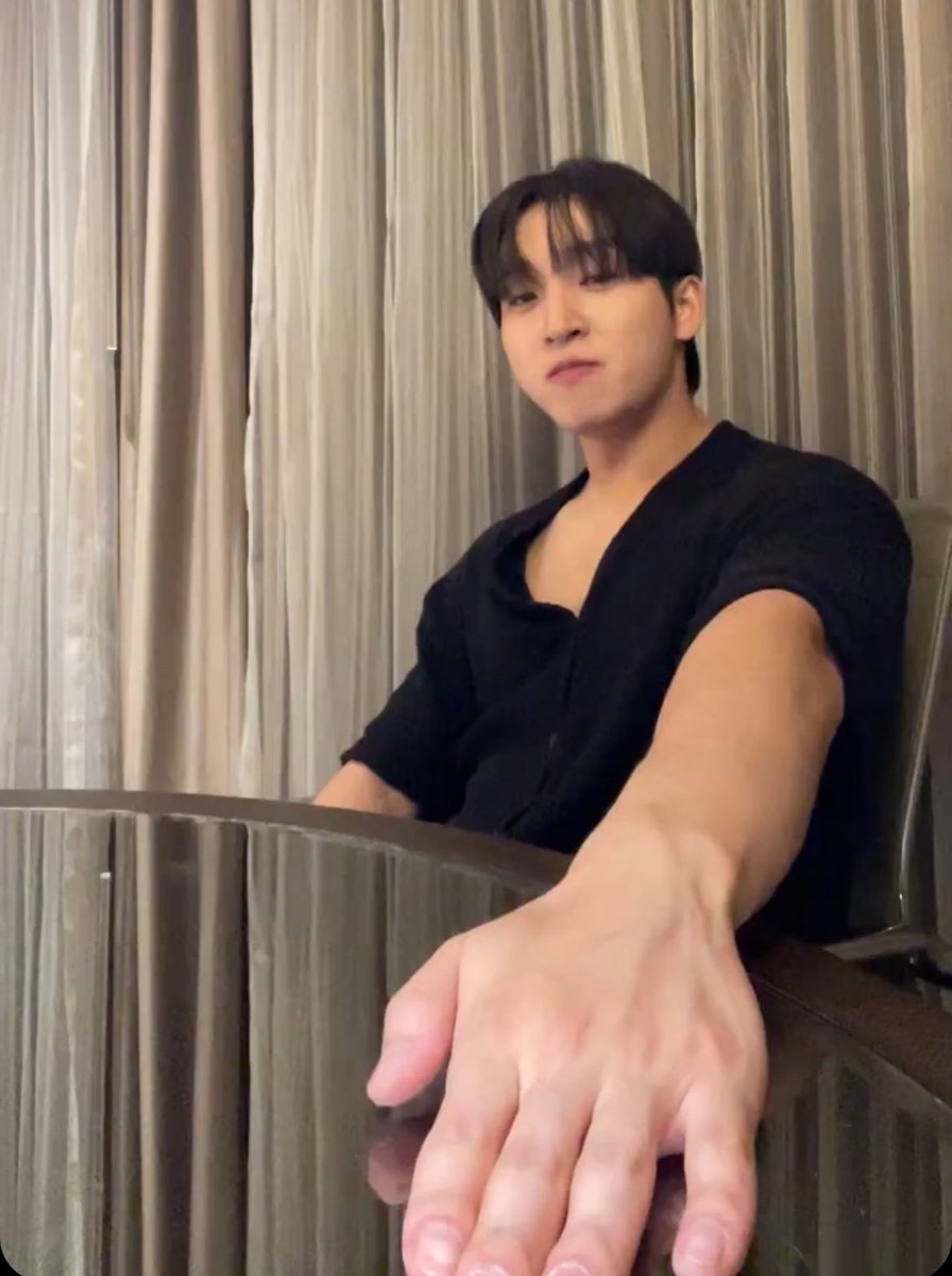 상에 얼굴 비치는 거 부끄럽다고 냅다 가리는 이상연 언제 안웃기지