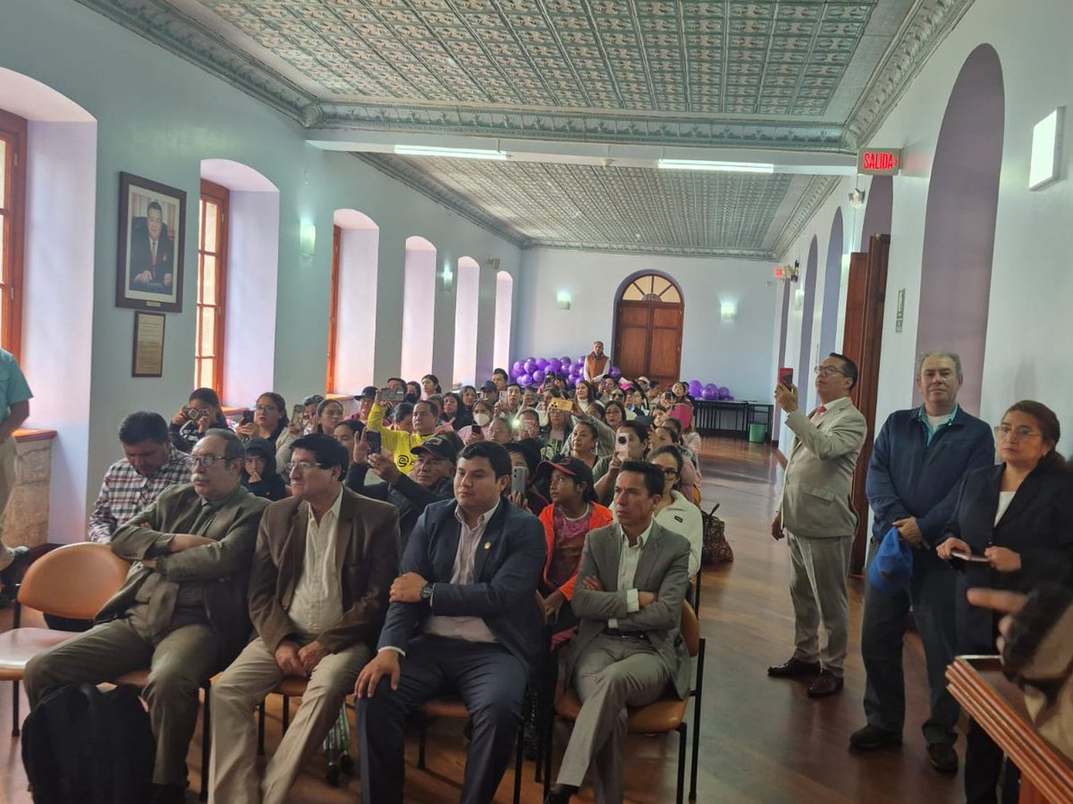 desarrollourbep's tweet photo. Diálogo y participación para un mejor futuro en #Pishilata. La #VDUEP socializó la construcción de 72 viviendas con la comunidad y autoridades locales. #EPViviendayDesarrolloUrbano #Ecuador #CasaDignaParaTodos https://t.co/qychgWl5Zj