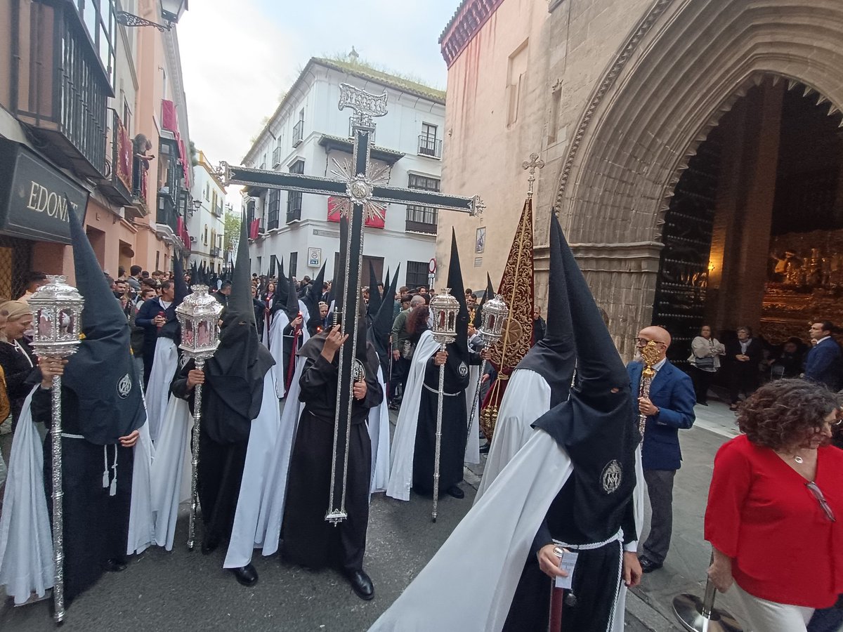 ⚫⚪ (20:21) Nuestra cruz de guía llega a la querida <a href="/HdadSanEsteban/">𝐇𝐞𝐫𝐦𝐚𝐧𝐝𝐚𝐝 𝐝𝐞 𝐒𝐚𝐧 𝐄𝐬𝐭𝐞𝐛𝐚𝐧</a>.

#SEDdeNervión25 
#MiércolesSanto